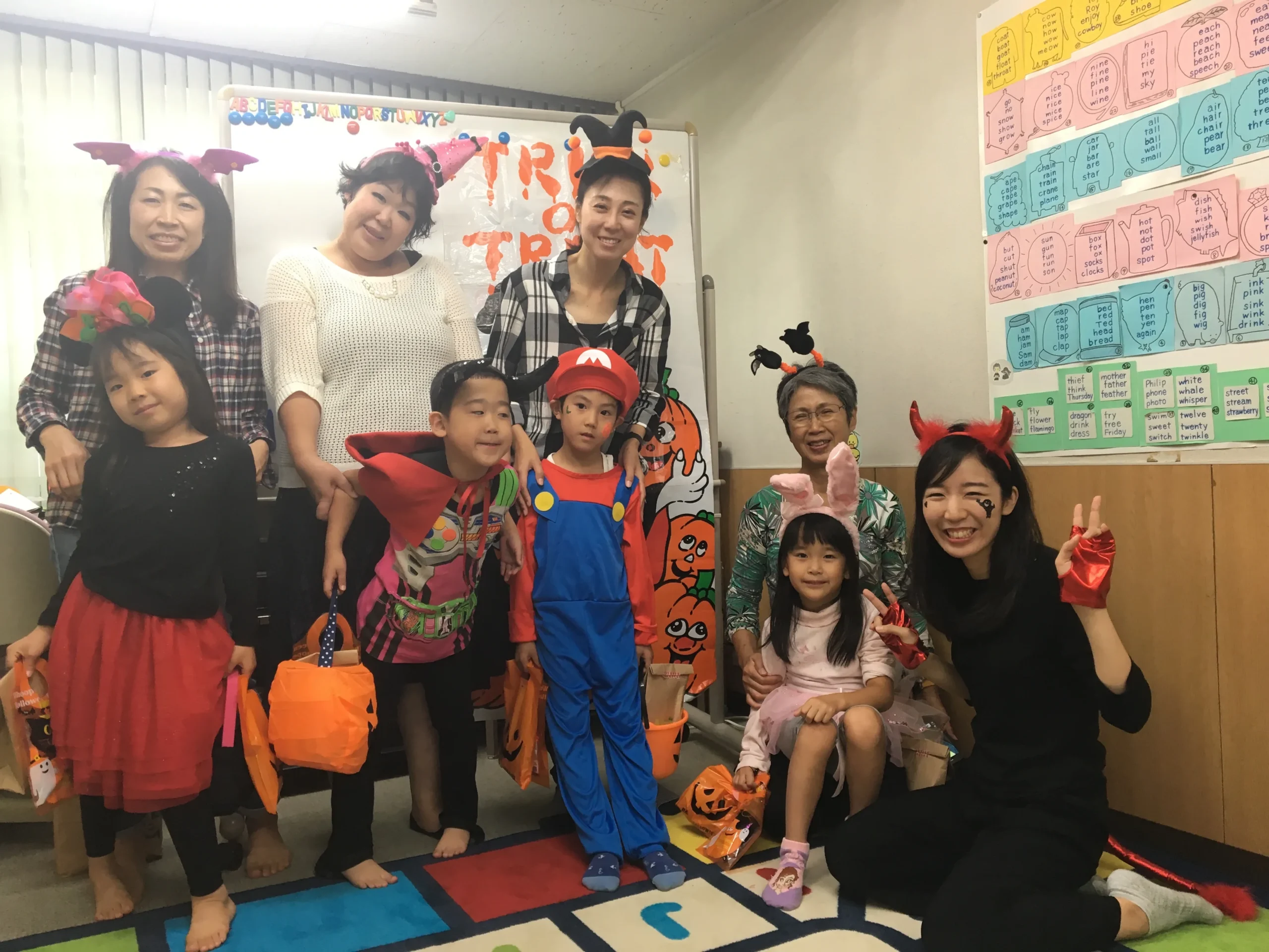 子ども英語教室の講師時代。生徒たちとの集合写真