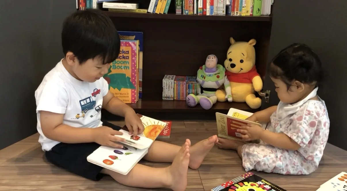 おうちで英語の絵本を読む子どもたち