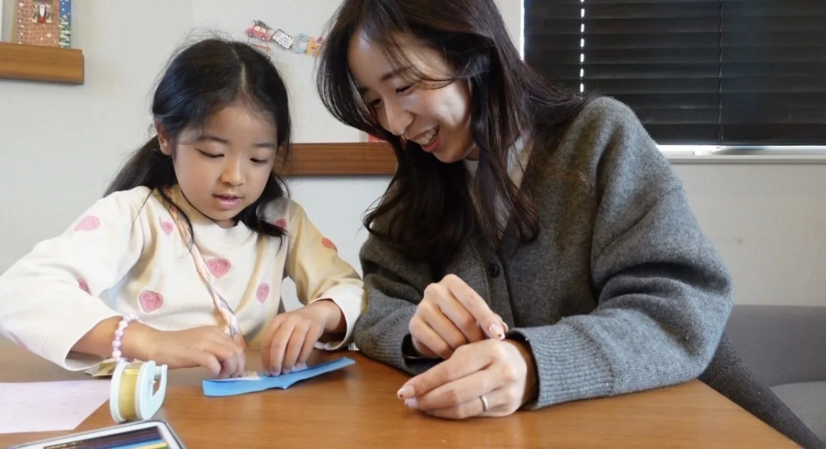 親子でおうち英語を楽しむ様子